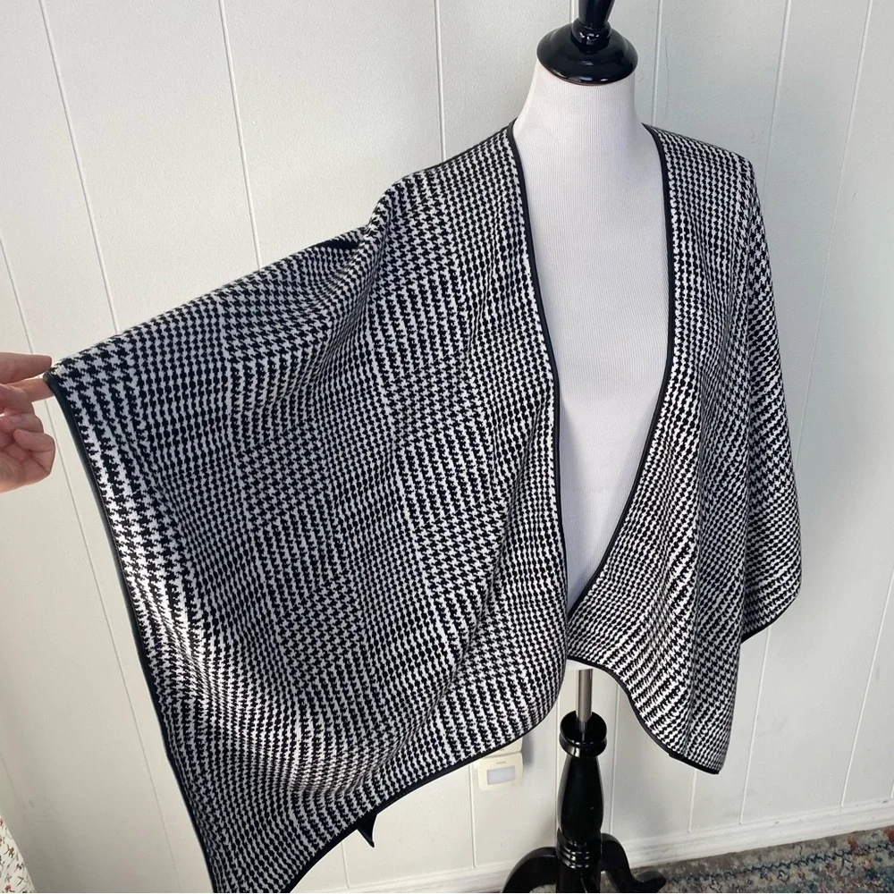 Talbots Reversible Black & White Herringbone Fall Winter Wrap Cape Shawl Sz M/L - Picture 2 of 8